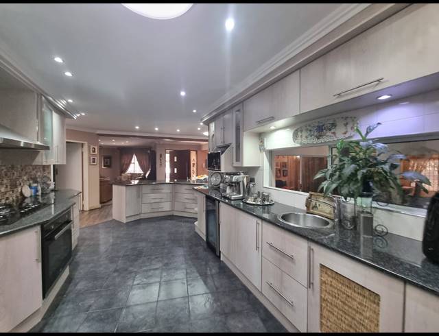 3 BEDROOM HOUSE FOR SALE IN VANDERBIJLPARK SE 4